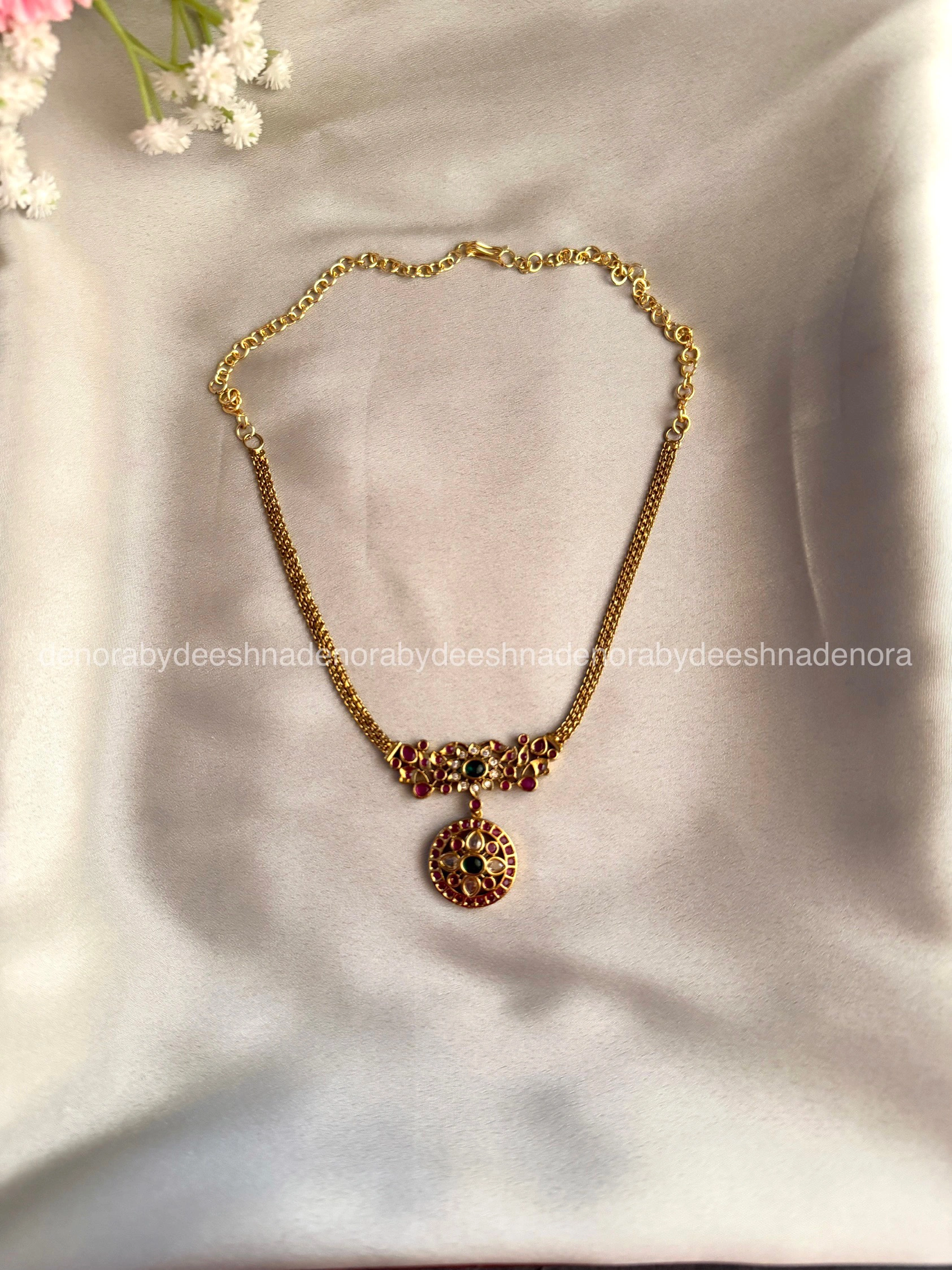 Round pendant mini chokker